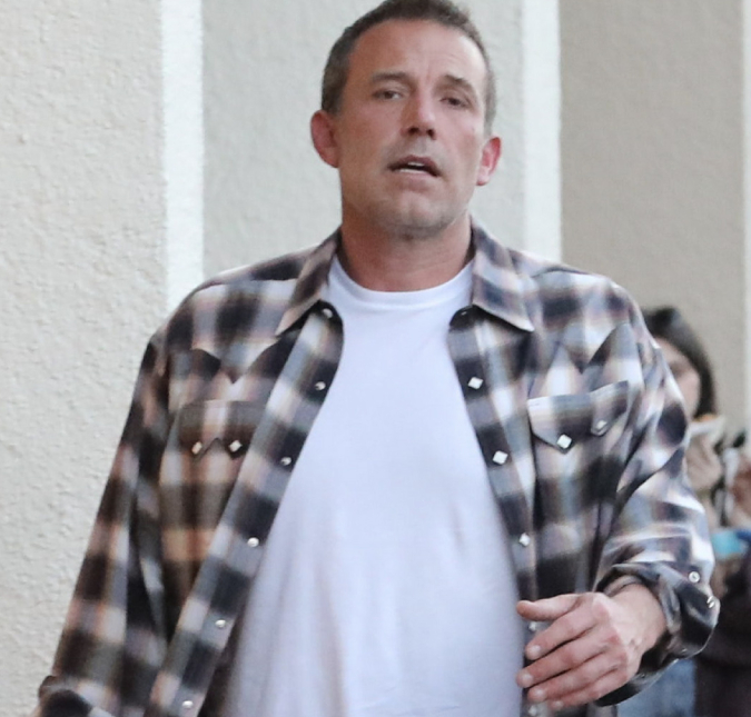 Ben Affleck grita com <i>paparazzi</i> na porta da casa que divide com Jennifer Lopez: <I>- É perigoso o que vocês estão fazendo</i>