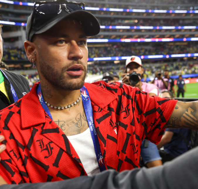 Neymar Jr. viraliza ao comprar camisa da seleção de camelô e fica indignado durante jogo do Brasil: <i>Eu vivi o lado torcedor</i>