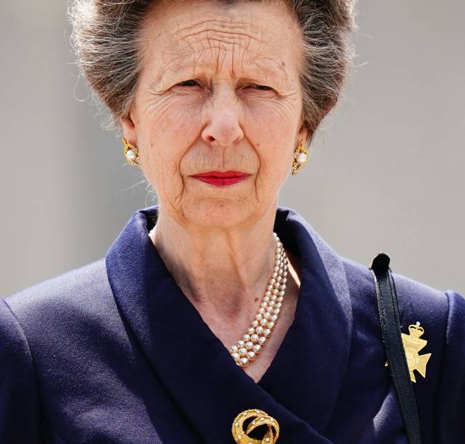 Irmã do Rei Charles III, Princesa Anne <i>não se lembra do que aconteceu</i> após cair de cavalo, revela jornal