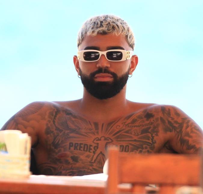 Novo <I>affair</i> de Gabigol? Jogador comenta em <I>live</i> de influenciadora: <I>Bela camisa</i>