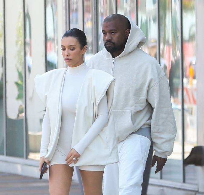 Polêmica! Bianca Censori, esposa de Kanye West, é acusada de enviar conteúdo adulto à funcionários e menores de idade