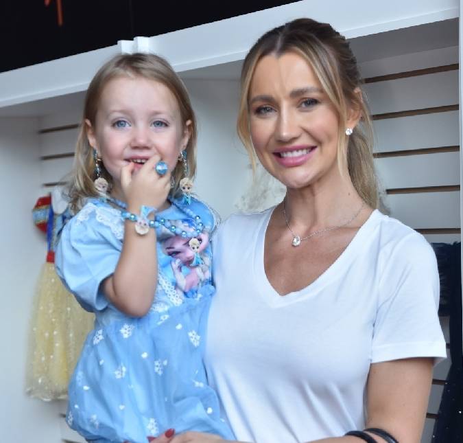 Ana Paula Siebert faz festinha de aniversário para boneca da filha