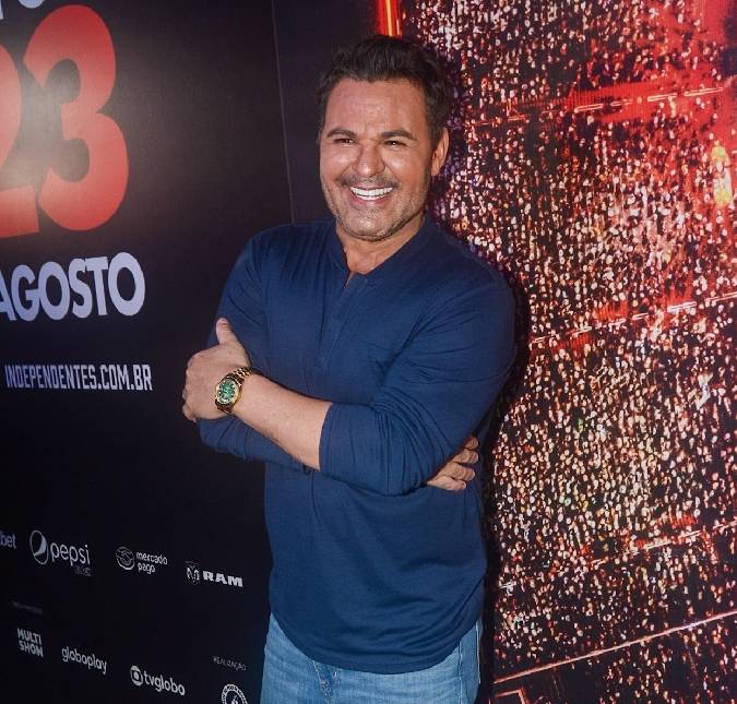Eduardo Costa chama atenção de <i>web</i> após ficar parado por mais de cinco minutos em <i>show</i>