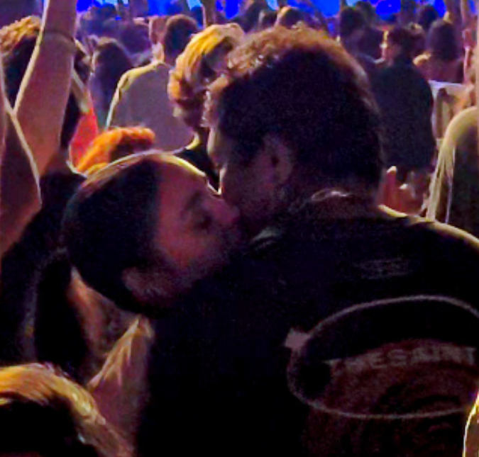 Assumidos? Xamã e Sophie Charlotte são flagrados aos beijos em <i>show</i>