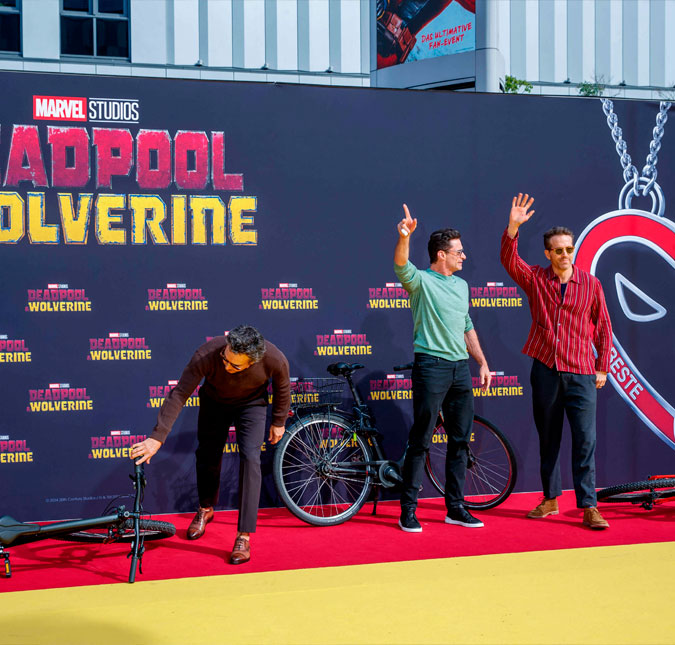 Ryan Reynolds e Hugh Jackman chegam de bicicleta em evento de <i>Deadpool & Wolverine</i>; veja o vídeo