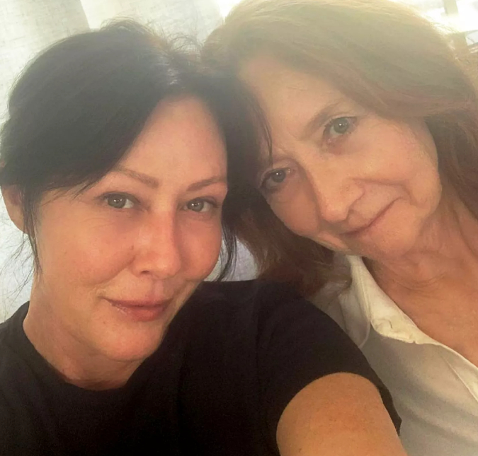 Mãe de Shannen Doherty, de <I>Barrados no Baile</i>, fala sobre morte da filha: <I>Ela é minha linda menina e meu coração</i>