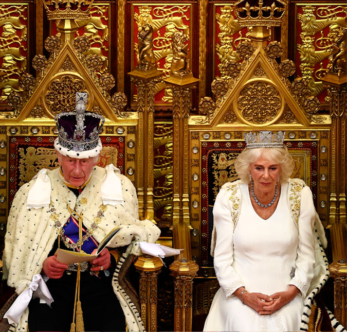 Rei Charles III e Rainha Camilla usam coroas históricas em cerimônia de abertura do Parlamento