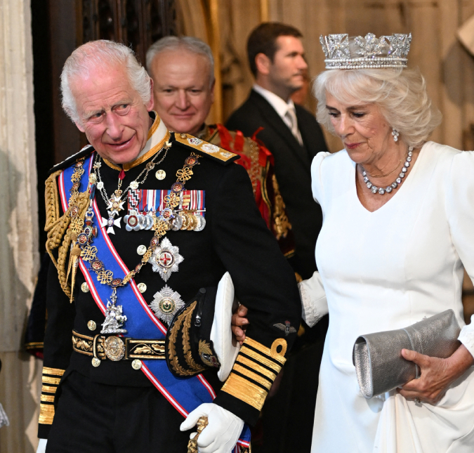 Rei Charles III e Camilla Parker Bowles são mantidos em abrigo após suspeita de atentado