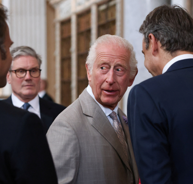 Rei Charles III estaria triste e exausto com o afastamento do Príncipe Harry, diz fonte