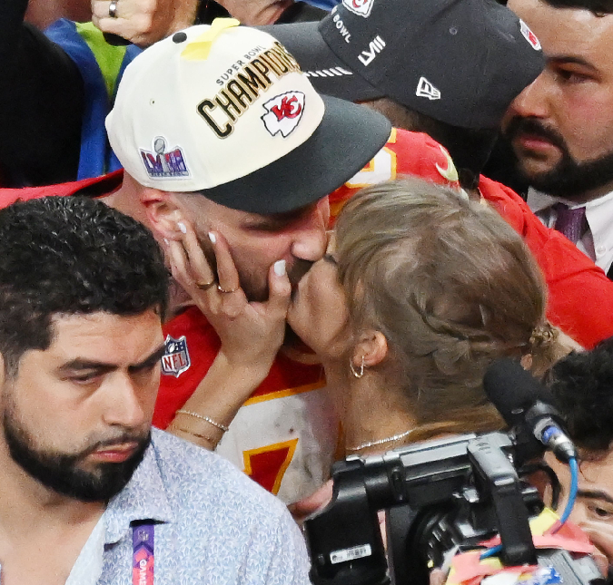 Travis Kelce teria passado <I>cada minuto que podia</i> ao lado de Taylor Swift antes da volta da <I>NFL</i> e fonte afirma: <I>Muito felizes juntos</i>