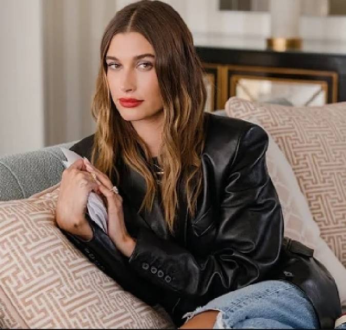 Grávida do primeiro filho, Hailey Bieber relata decisão de ter se afastado da família