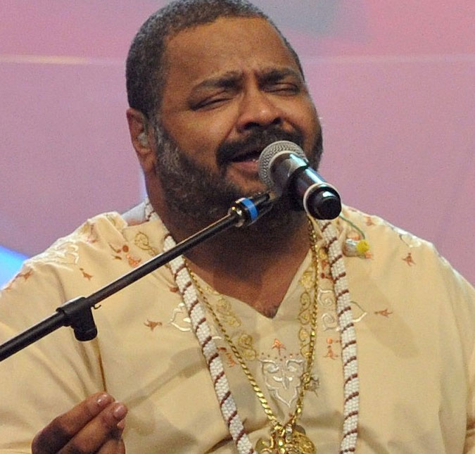 Arlindo Cruz emociona <i>web</i> ao tocar banjo com ajuda da esposa, Babi Cruz