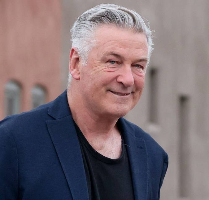 Alec Baldwin está passando um tempo com a família em bairro luxuoso após ter sido absolvido em julgamento, diz fonte