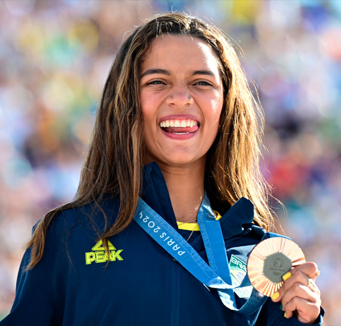 Rayssa Leal agradece apoio de celebridades e celebra medalha de bronze com <i>meme</i> viral