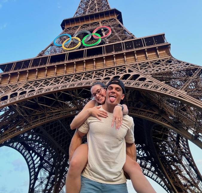 Casal de atletas brasileiros aproveita as Olimpíadas de Paris e noivam aos pés da Torre Eiffel