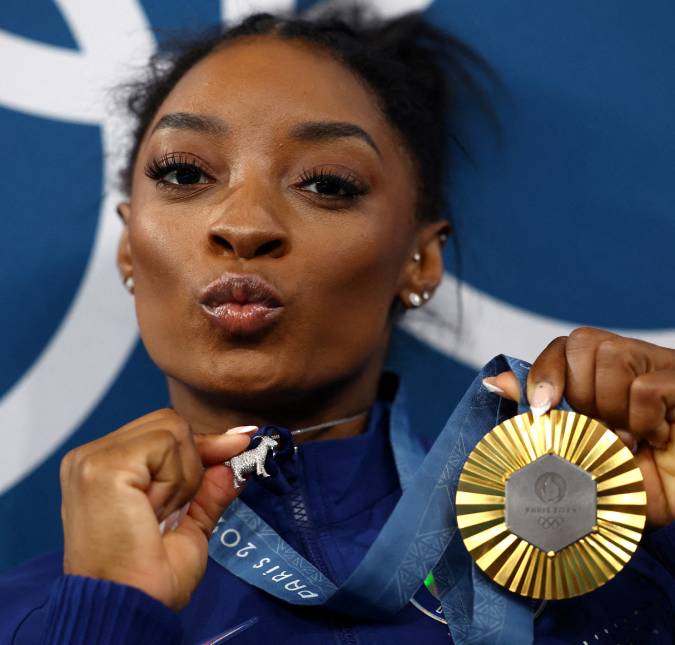 Simone Biles aparece com colar de <i>GOAT</i> e ganha homenagem de Beyoncé. Veja!
