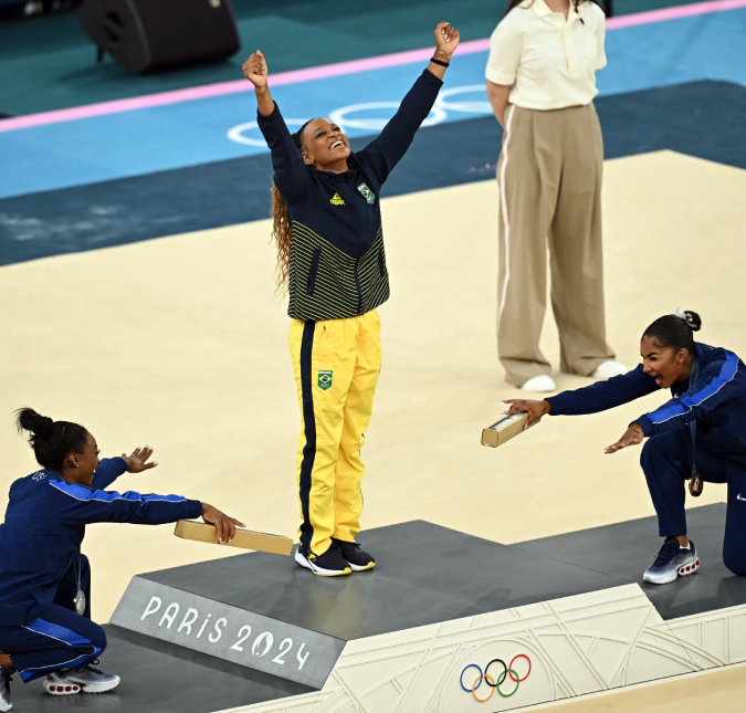Reverenciada! Rebeca Andrade é aclamada por Simone Biles e Jordan Chiles por medalha de ouro