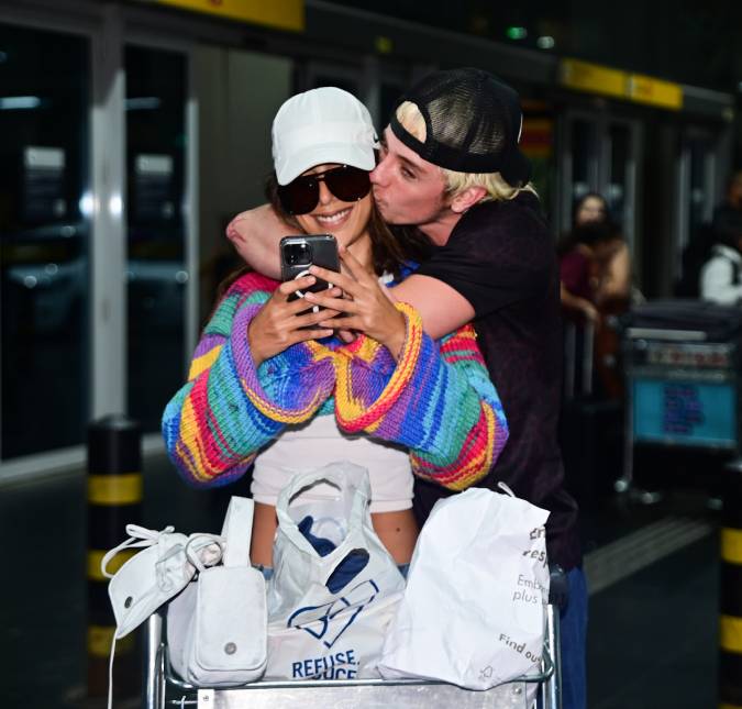 Juliano Floss e Marina Sena trocam carinhos em aeroporto; veja!