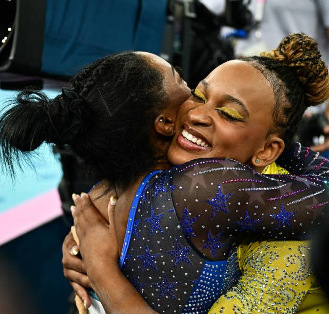Rebeca Andrade revela que Simone Biles perguntou sobre sua série no solo: - <i>Ela joga com as cartas dela e eu com as minhas</i>; assista