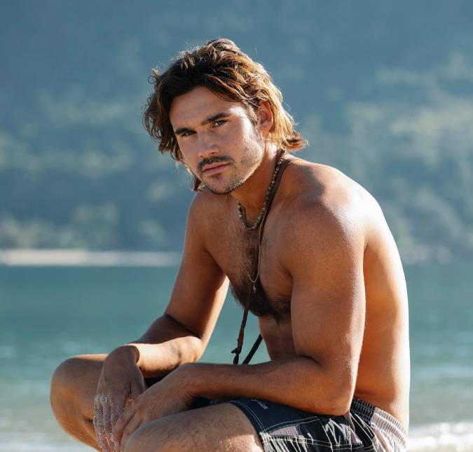 Nicolas Prattes aparece sem roupa em chamada da nova novela das nove, <i>Mania de Você</i>. Assista!