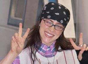 Billie Eilish e <I>Red Hot Chili Peppers</I> se apresentam em praia e agitam fãs em encerramento das Olimpíadas de Paris