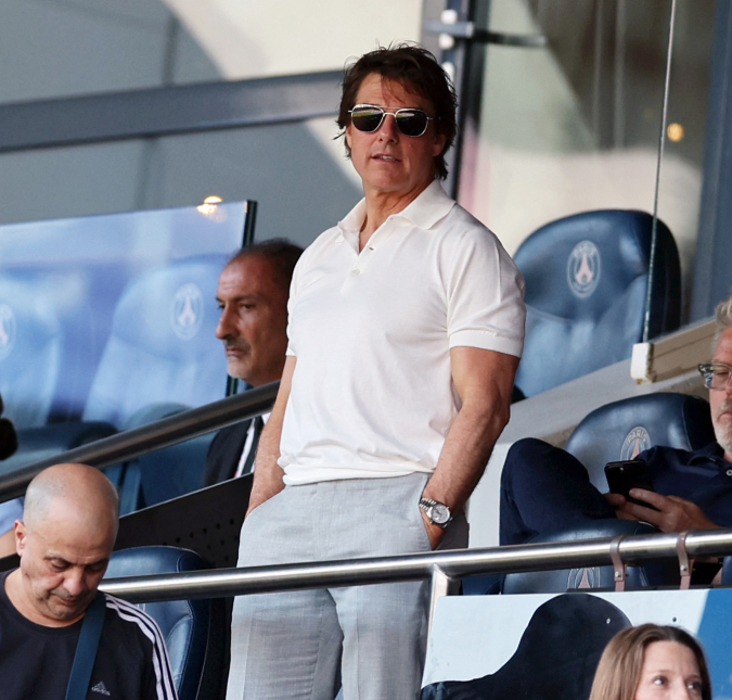 Tom Cruise desce do teto do <I>Stade de France</I> na cerimônia de encerramento das Olimpíadas de Paris