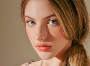Bia Brumatti, que está no elenco da peça <i>A Noviça Rebelde</i>, faz elogios à Larissa Manoela