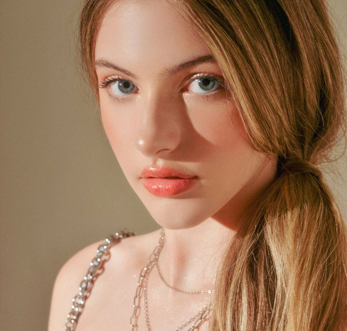 Bia Brumatti, que está no elenco da peça <i>A Noviça Rebelde</i>, faz elogios à Larissa Manoela