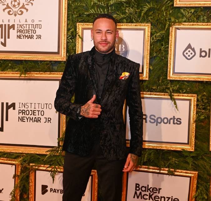 Futebol em família! Neymar posta vídeo treinando com Davi Lucca: <i>Parece fácil, mas não é</i>
