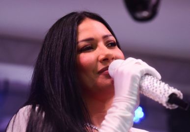 Em novo ensaio fotográfico, Simaria dá o que falar entre os internautas: <i>Ela no dia mais fraco da beleza!</i>