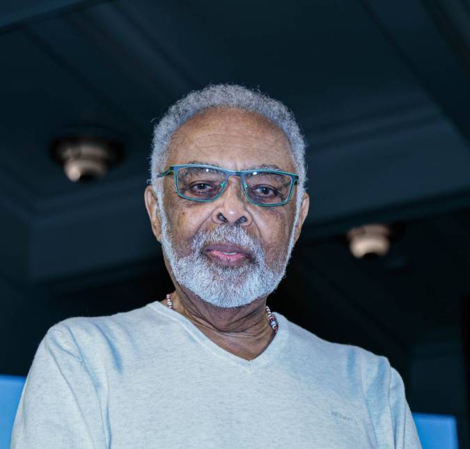 Gilberto Gil posta foto de selinho com Silvio Santos e lamenta morte do apresentador