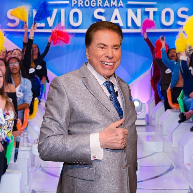 Alexandre Pato e Rebeca Abravanel são os primeiros a chegar na mansão de Silvio Santos