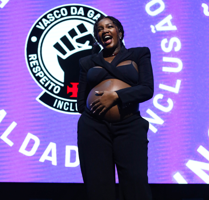 IZA cai na risada após público xingar Yuri Lima em festa do <i>Vasco</i>