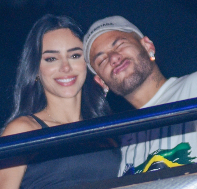 Tela de bloqueio do celular de Neymar Jr. com Bruna Biancardi e Mavie chama atenção dos fãs: <i>E tem gente que insiste em dizer que ele não gosta dela</i>