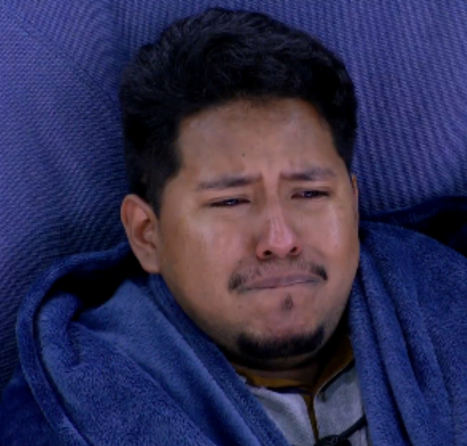 Edredom movimentado, conversas sobre jogo e choro. Veja o que rolou na madrugada do <i>Estrela da Casa</i>