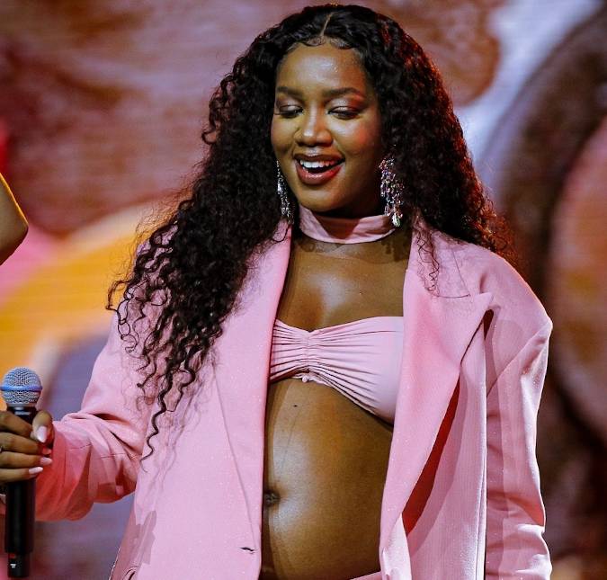 Cantora IZA completa 34 anos com ensaio gestante e reflete: <i>Jornada louca</i>
