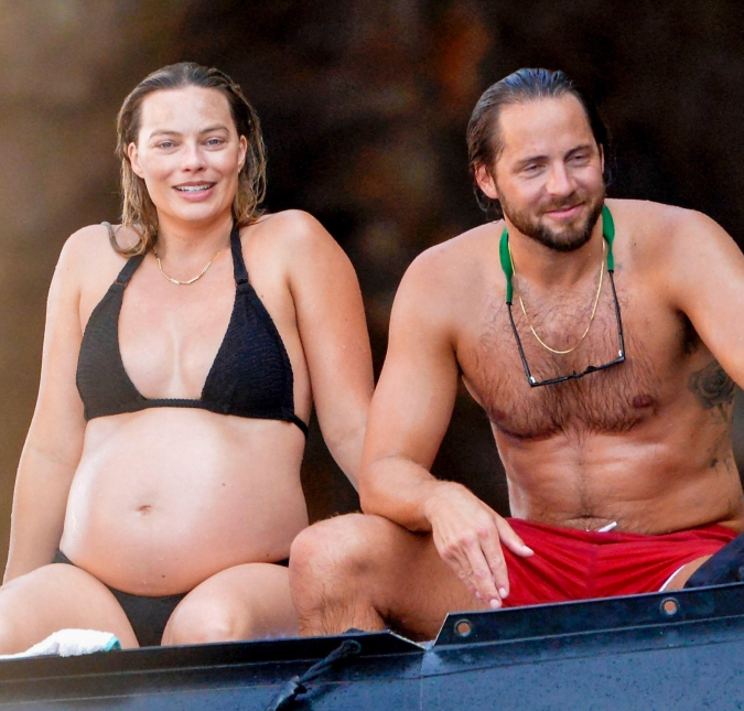Deslumbrante! Margot Robbie aparece de biquíni preto e exibe barrigão de grávida