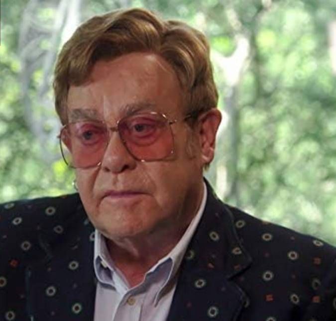 Elton John tem perda parcial da visão após infecção severa nos olhos O músico detalhou o processo de recuperação da doença