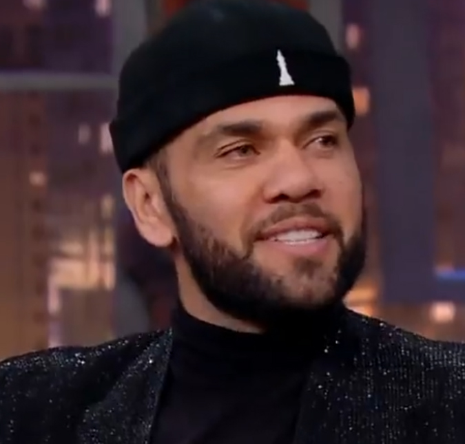 Condenado por estupro, Daniel Alves joga futebol com desconhecidos em Barcelona