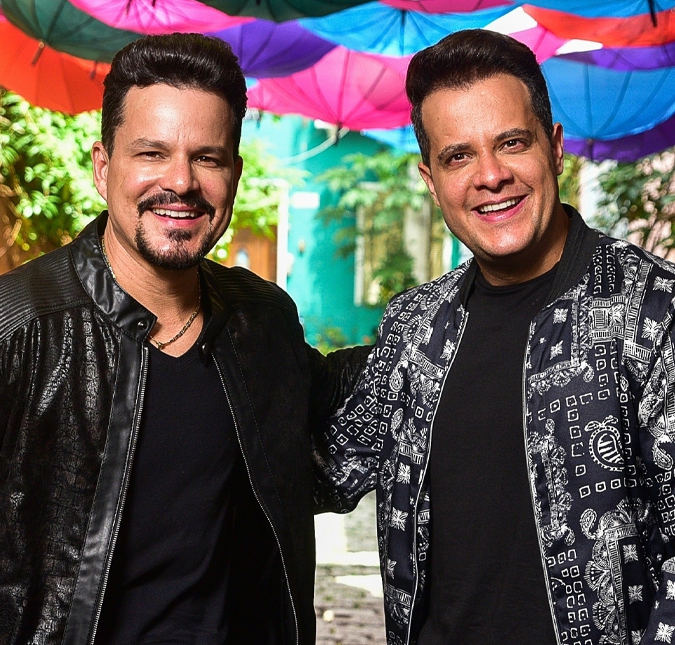 João Neto e Frederico se pronunciam após acidente de ônibus: <i>Somos muito gratos a Deus pelo livramento</i>