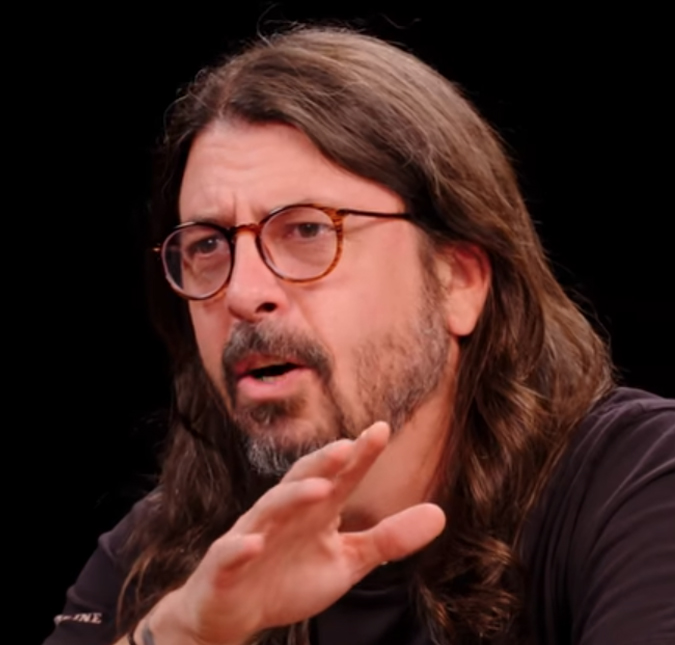 Casado desde 2003, Dave Grohl, do <i>Foo Fighters</i>, admite traição ao anunciar nascimento de filha fora da relação