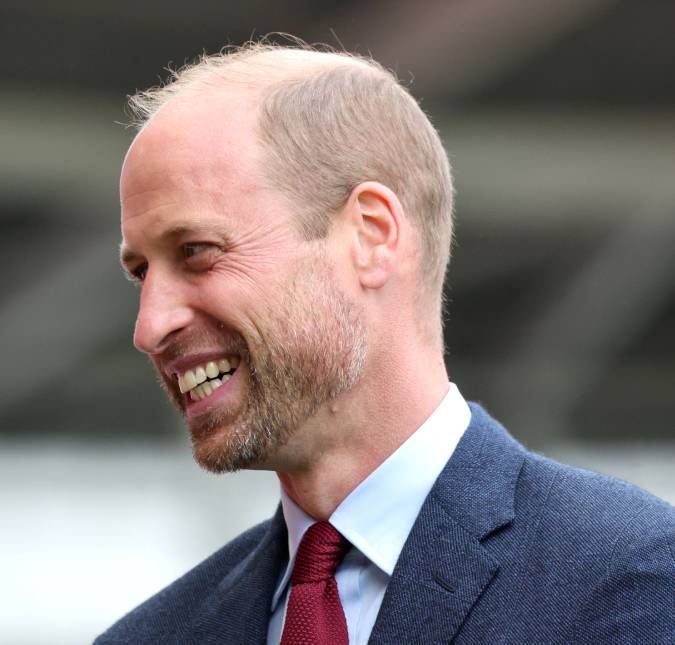 Com a barba por fazer, Príncipe William retorna a Gales e fala sobre tratamento de câncer de Kate Middleton