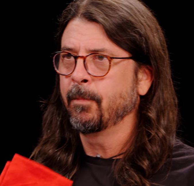 Filhas de Dave Grohl apagam perfis das redes sociais após pai assumir traição e filha fora do casamento O músico assumiu a história toda através de uma postagem em suas redes sociais