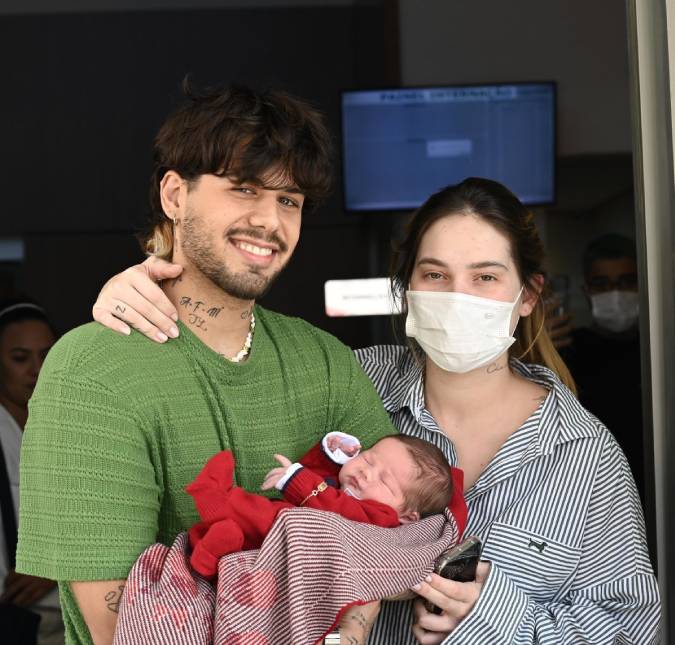 Virginia Fonseca recebe alta e deixa a maternidade com o filho e Zé Felipe