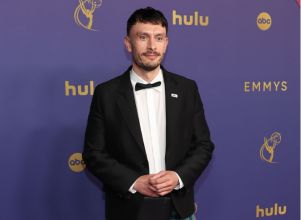 Richard Gadd ganha prêmio de Melhor Roteiro em Minissérie por <I>Bebê Rena</I> no <I>Emmy 2024</I>