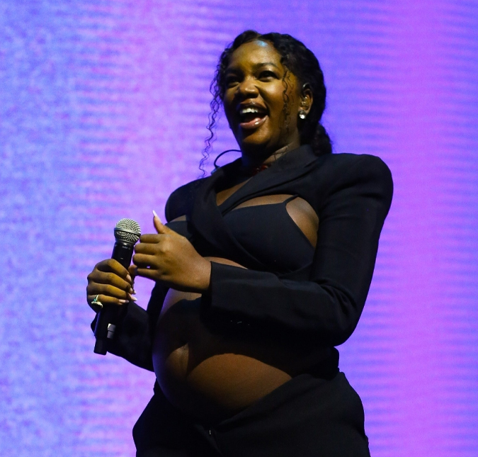 Cantora IZA exibe barrigão ao mostrar encontro com Will Smith: <i>É uma honra</i>