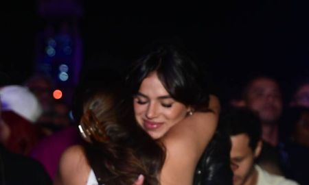 Bruna Marquezine e a irmã, Luana, se emocionam em <i>show</i> de Ed Sheeran