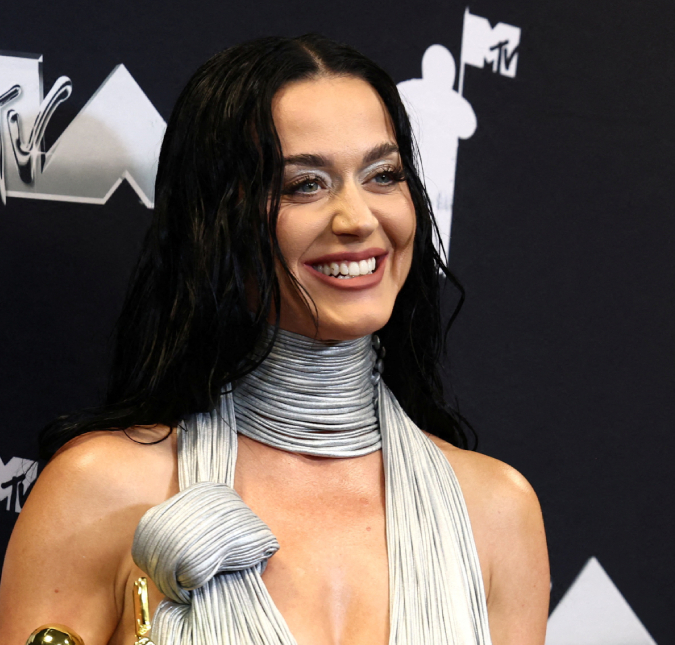 Katy Perry interage com os fãs da sacada de hotel no Rio de Janeiro: <i>É por isso que eu venho para o Brasil</i>