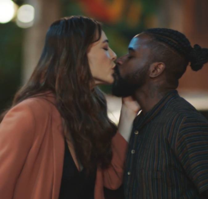 Bia do Brás dá beijo em ator transexual em <i>Família É Tudo</i>