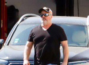 Após amigos mostrarem preocupação, Matt LeBlanc surge caminhando em Los Angeles, nos Estados Unidos